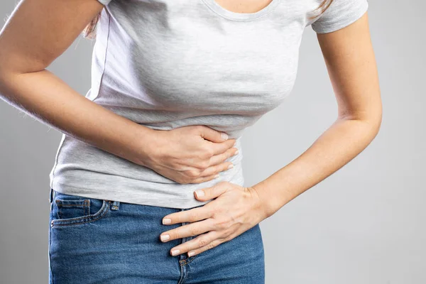Młoda Kobieta Cierpiąca Ból Brzucha Przewlekłe Zapalenie Żołądka Skurcze Żołądka — Zdjęcie stockowe