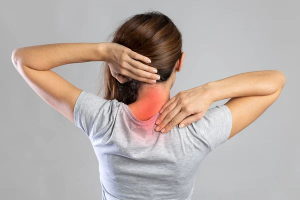 Nackenschmerzen Frau Mit Rückenschmerzen Auf Grauem Hintergrund Studioaufnahme — Stockfoto