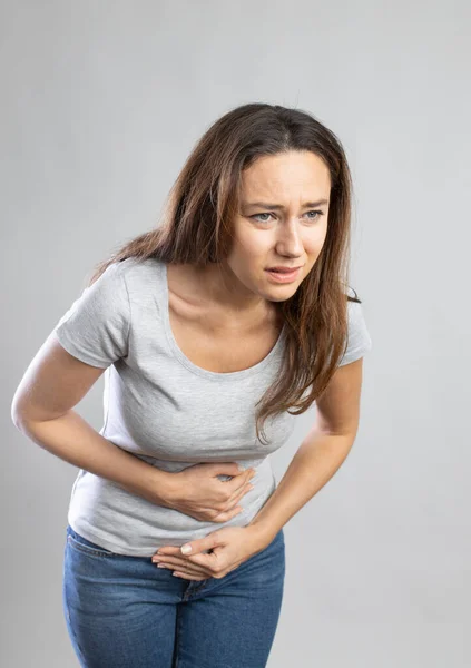 Mujer Joven Con Dolor Estómago Doloroso Gastritis Crónica Cólicos Estomacales —  Fotos de Stock
