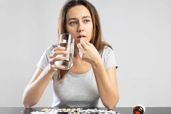 Junge Kranke Frau Nimmt Tabletten Und Hält Ein Glas Wasser — Stockfoto