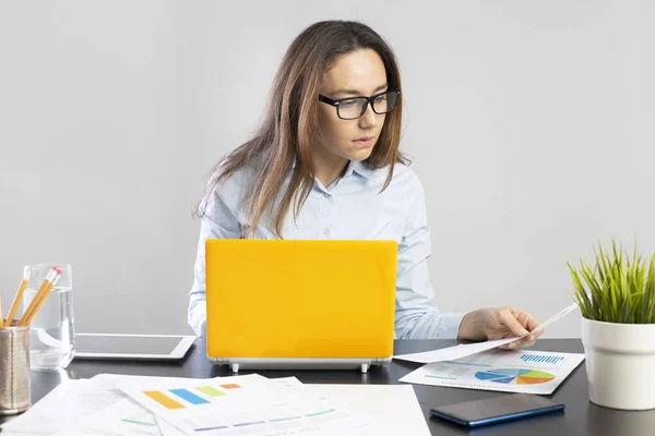 Jonge Zakenvrouw Typen Houdt Papier Voor Bereiden Rapport Analyseren Werkresultaten — Stockfoto