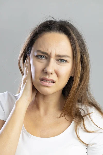 Van Dichtbij Zieke Vrouw Met Oorpijn Die Haar Pijnlijke Hoofd — Stockfoto