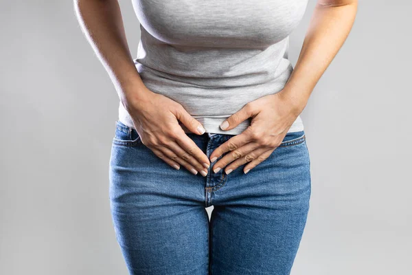 年轻女人肚子痛 慢性胃炎 胃痛或月经抽筋 阿卜杜拉肚子的概念 — 图库照片