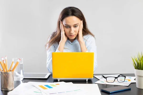 Mujer Negocios Estresada Trabajando Una Computadora Portátil Offic —  Fotos de Stock