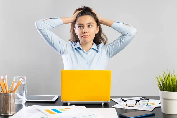 Zdenerwowany Biznes Kobieta Siedzi Przy Biurku Biurze Czuje Się Nieszczęśliwy — Zdjęcie stockowe
