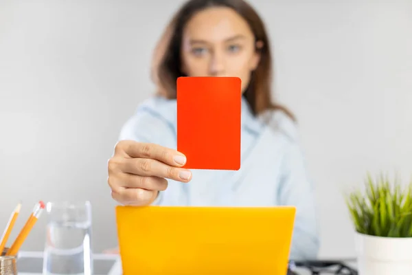 Joven Mujer Negocios Con Tarjeta Roja Uso Computadora Portátil Mientras — Foto de Stock