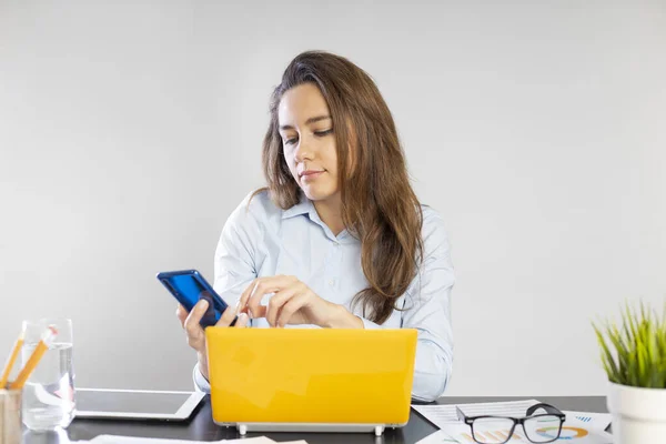 Młoda Kobieta Korzystająca Telefonu Komórkowego Podczas Pracy Biurze Laptopem Bizneswoman — Zdjęcie stockowe