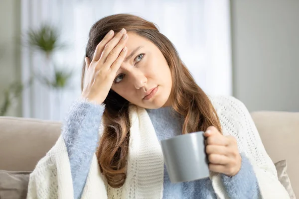 Jonge Vrouw Die Hoofdpijn Heeft Terwijl Thuis Bank Zit Controleert — Stockfoto