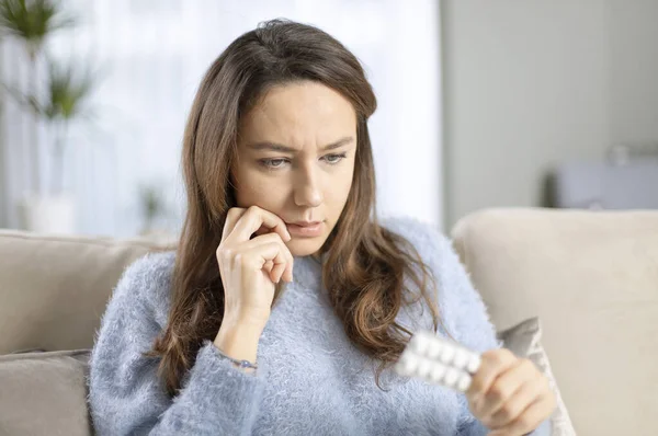 頭の痛みを抱えながら薬を飲もうとする美しい女性 — ストック写真