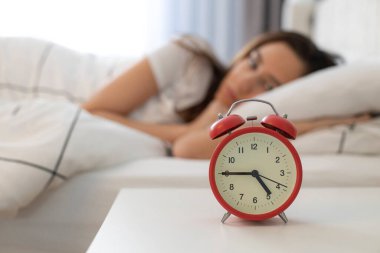 Uyku bozukluğu konseptinde uykusuzluk çeken uykusuz ve çaresiz genç kadın.