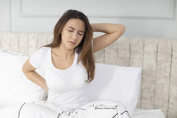 Unglückliche Frau Wacht Unbequemen Bett Auf Und Spürt Schmerzen Rückenschmerzen — Stockfoto