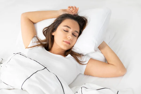 Jonge Vrouw Slapen Thuis Haar Bed — Stockfoto