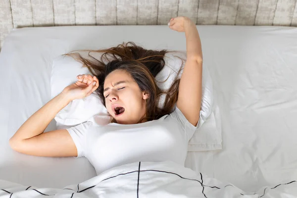 Молодая Женщина Растянувшаяся Постели После Пробуждения Привлекательная Женщина Лежит Спальне — стоковое фото