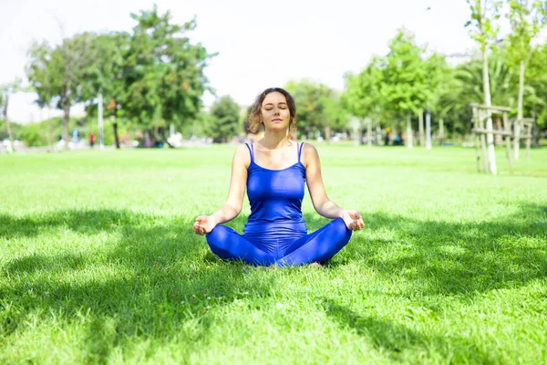 Giovane Donna Seduta Erba Verde Facendo Meditazione Nel Parco — Foto Stock