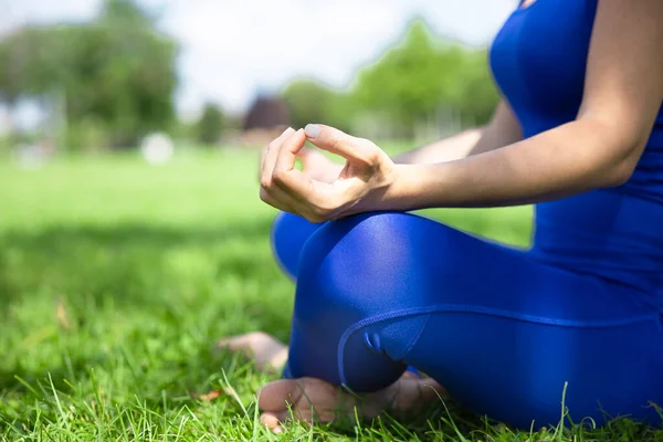 Mujer Joven Sentada Sobre Hierba Verde Haciendo Meditación Parque — Foto de Stock