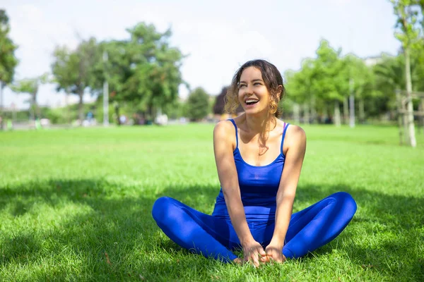 Young Woman Sitting Green Grass Doing Meditation Park — Stock Photo, Image