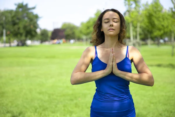 Mujer Practicando Yoga Realizando Yoga Asanas Aire Libre Joven Delgado — Foto de Stock