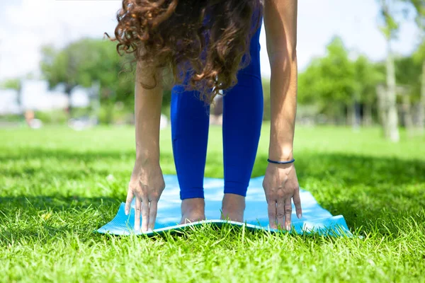 Mujer Joven Haciendo Ejercicio Yoga Sobre Hierba Verde — Foto de Stock