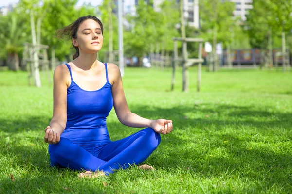 Giovane Donna Seduta Erba Verde Facendo Meditazione Nel Parco — Foto Stock