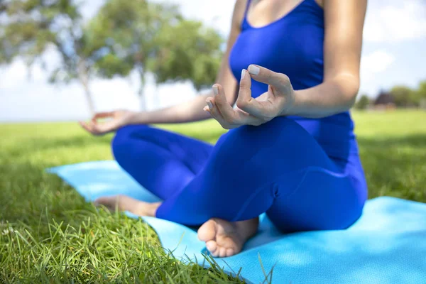 Mujer Joven Sentada Sobre Hierba Verde Haciendo Meditación Parque — Foto de Stock