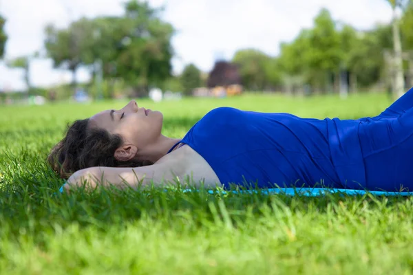 Young Woman Lying Grass Resting Peacefully — Stock Photo, Image