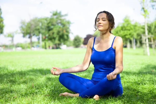 Giovane Donna Seduta Erba Verde Facendo Meditazione Nel Parco — Foto Stock