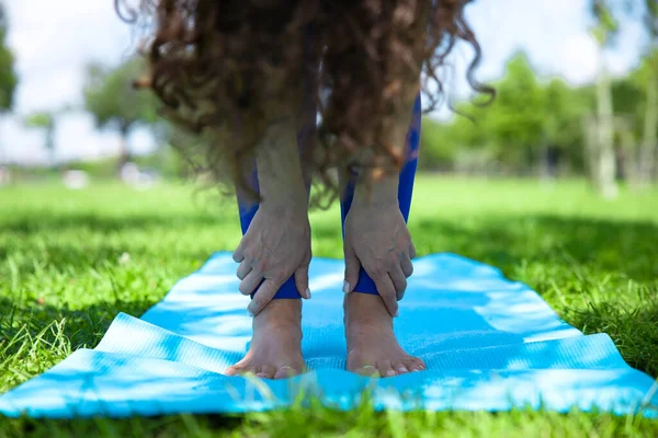 Mujer Joven Haciendo Ejercicio Yoga Sobre Hierba Verde — Foto de Stock