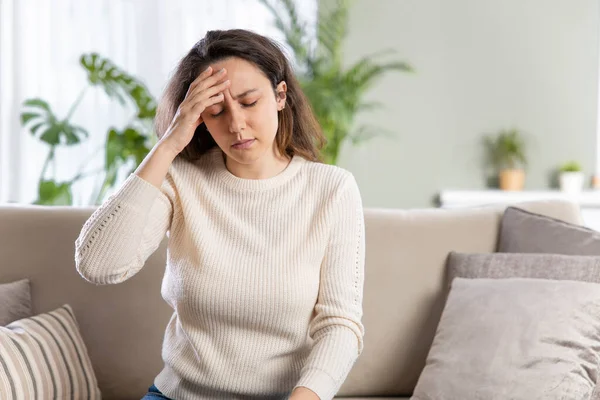 Mujer Joven Con Dolor Cabeza Sentada Sofá Concepto General Problemas — Foto de Stock