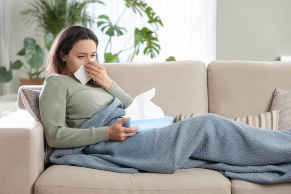 Retrato Mujer Enferma Atrapada Fría Sintiéndose Enferma Estornudando Papel Toallita — Foto de Stock