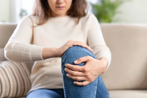 Jeune Femme Avec Douleur Dans Genou Assis Sur Canapé Dans — Photo