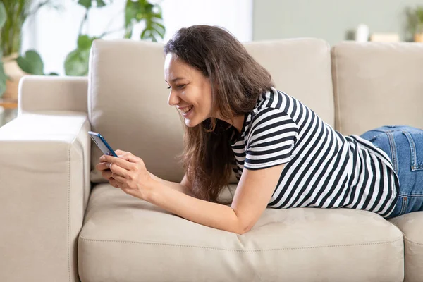 Young Woman Using Smartphone While Relaxing Sofa Hom — Stock Photo, Image