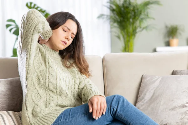 Neergeschoten Van Een Jonge Vrouw Die Nekpijn Ervaart Bij Hom — Stockfoto