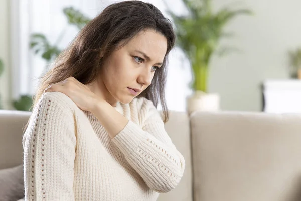 Shot Una Joven Mujer Que Experimenta Dolor Cuello Hom — Foto de Stock