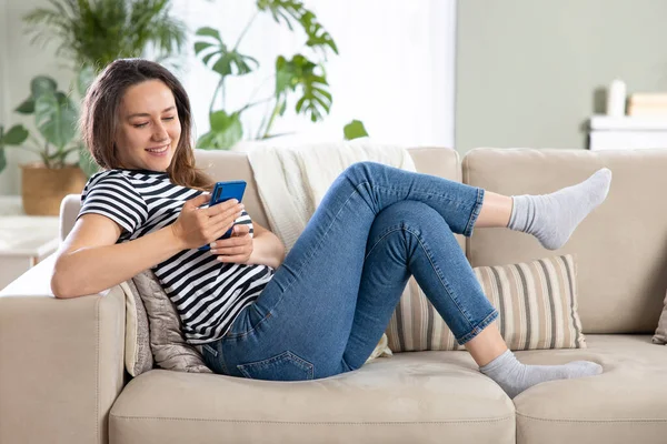 Jeune Femme Utilisant Téléphone Portable Tout Étant Assis Canapé Maison — Photo