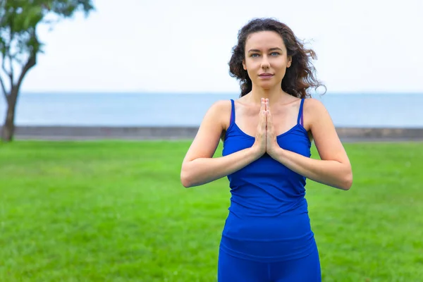Yoga Yapan Bir Kadın Dışarıda Yoga Yapıyor Vücut Giysisi Giymiş - Stok İmaj