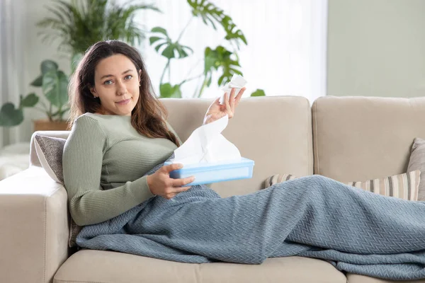 Portret Van Een Zieke Vrouw Verkouden Misselijk Zat Onder Deken — Stockfoto