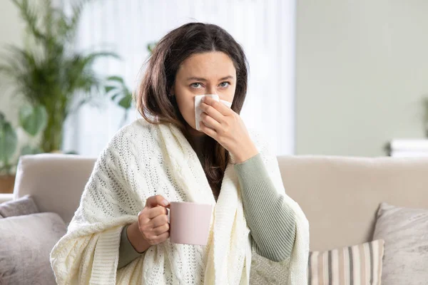 Zieke Vrouw Snuit Haar Neus Bedekt Met Blanke — Stockfoto