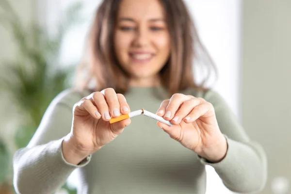 Young Woman Breaking Cigarette Stop Smoking Cigarettes Concep — Stock Photo, Image