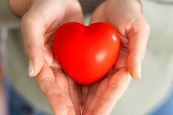 赤いハート 家族保険のコンセプト 世界のハートの日 世界の健康の日 バレンタインデーのコンセプトを保持する女性の手 — ストック写真