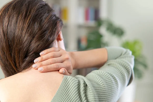 Rückansicht Einer Frau Die Einem Hals Und Schulterpai Leidet — Stockfoto