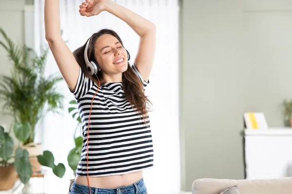 Atractiva Joven Bailando Mientras Escucha Música Través Auriculares Desde Teléfono —  Fotos de Stock