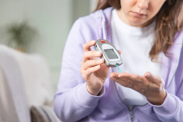 Young Woman Measures Blood Sugar Level Diabetes Using Glucometer — Stock Photo, Image