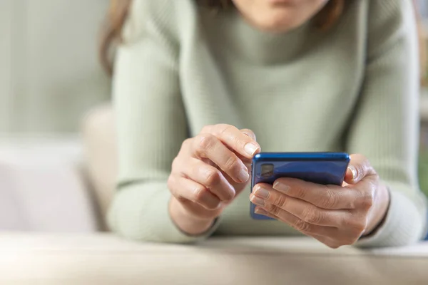 Beskuren Bild Ung Kvinna Med Hjälp Smartphone Enhet Hemma — Stockfoto