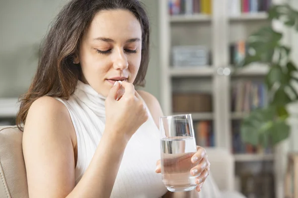 Zieke Vrouw Die Pillen Neemt Terwijl Thuis Een Glas Water — Stockfoto