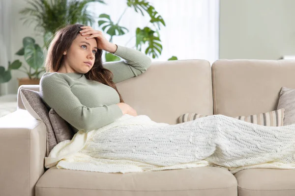 Verontruste Depressieve Jonge Vrouw Liggend Bank Gevoel Van Hoofdpijn — Stockfoto