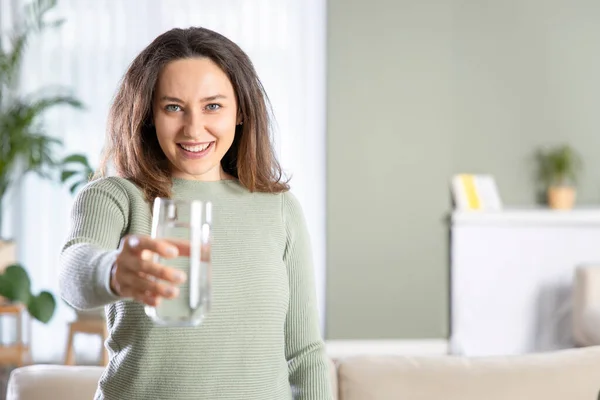 Jonge Vrouw Die Thuis Glas Met Water Laat Zien Gezondheidsvoordelen — Stockfoto