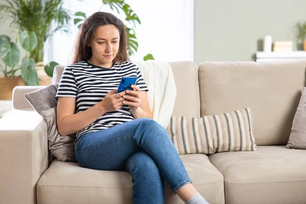 Happy Casual Young Woman Talking Phone Sitting Sofa Hom — Stock Photo, Image