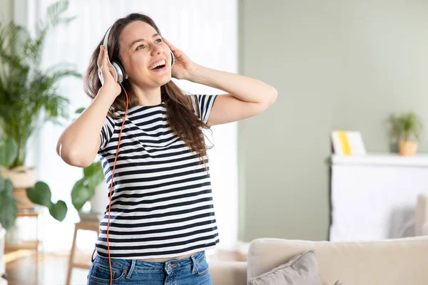 Feliz Joven Bailando Sola Divirtiéndose Casa —  Fotos de Stock