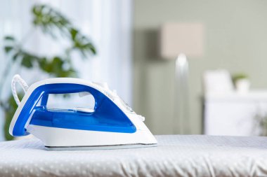 Yaşayan kangurunun ütü tahtasındaki demir.