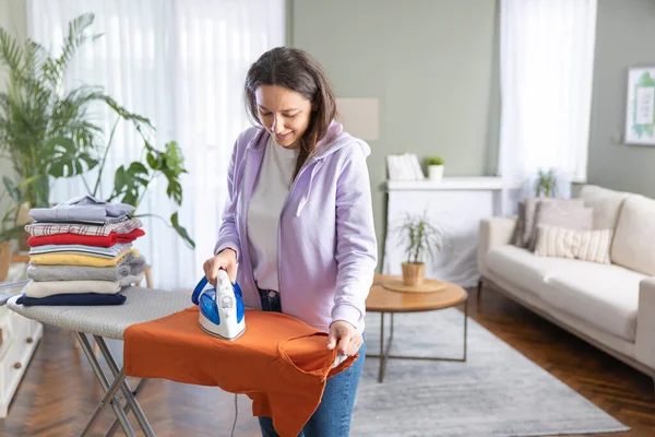 Young Woman Ironing Clothes Living Room Folded Clothes Standing Ironing — Stock Photo, Image